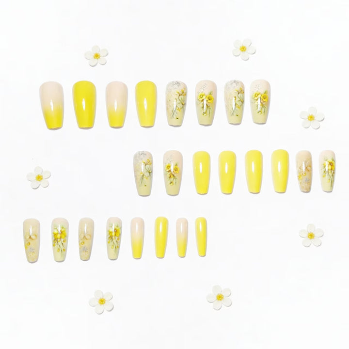 Kunstnägel mit Floralen Verzierungen und Glitzer Karnz