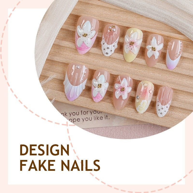 Kunstnagelset mit zarten floralen Designs und eleganten Akzenten Karnz