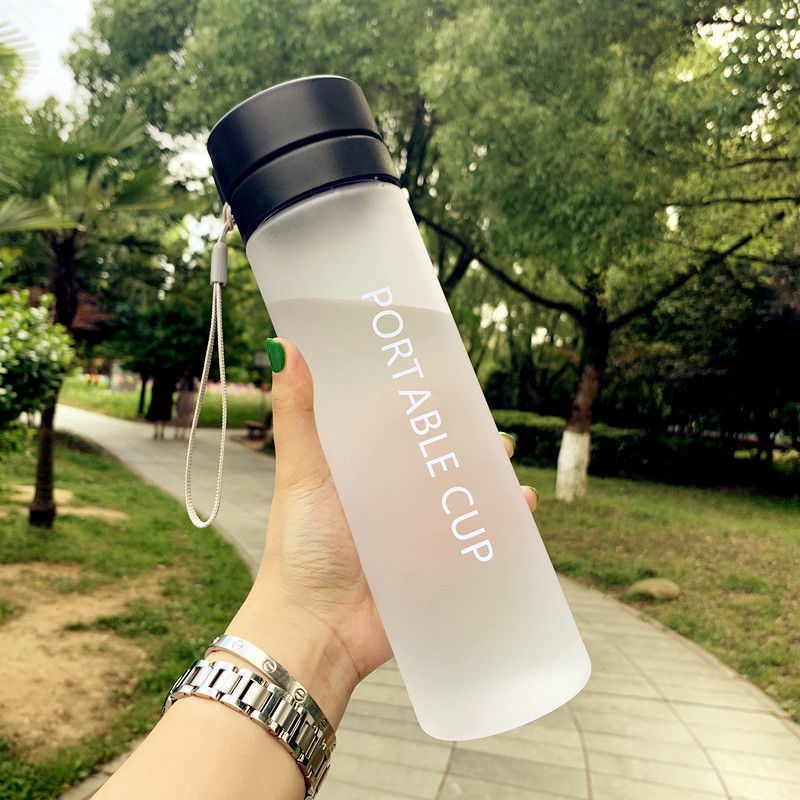 Damen tragbare Wasserflasche mit praktischem Reinigungssystem Karnz