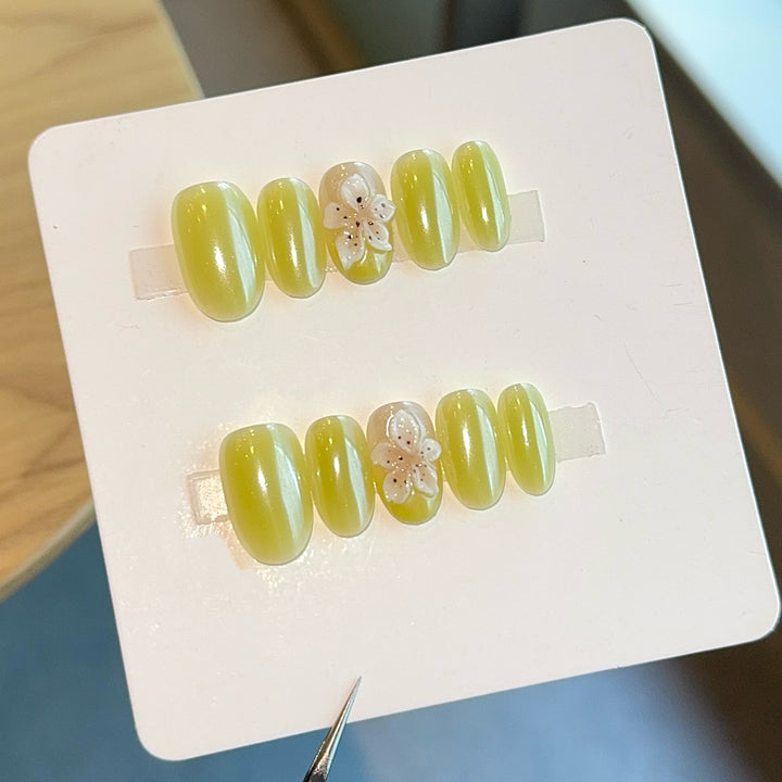 Kunstnägel mit Floralem Design und Glänzendem Finish Karnz
