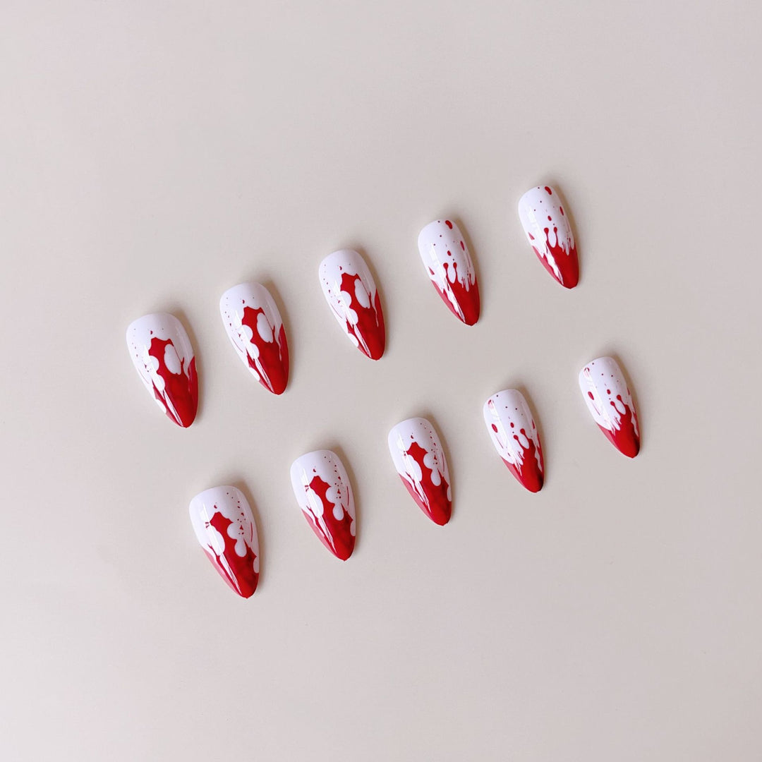 Kunstnagelset mit blutrot inspiriertem Design und spitzen Akzenten Karnz