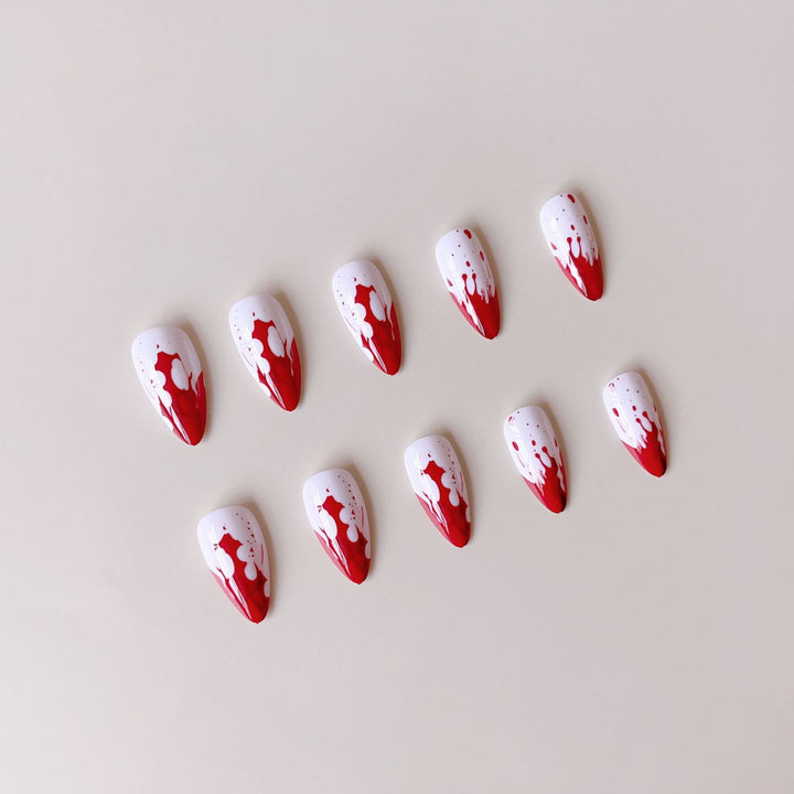 Kunstnagelset mit blutrot inspiriertem Design und spitzen Akzenten Karnz
