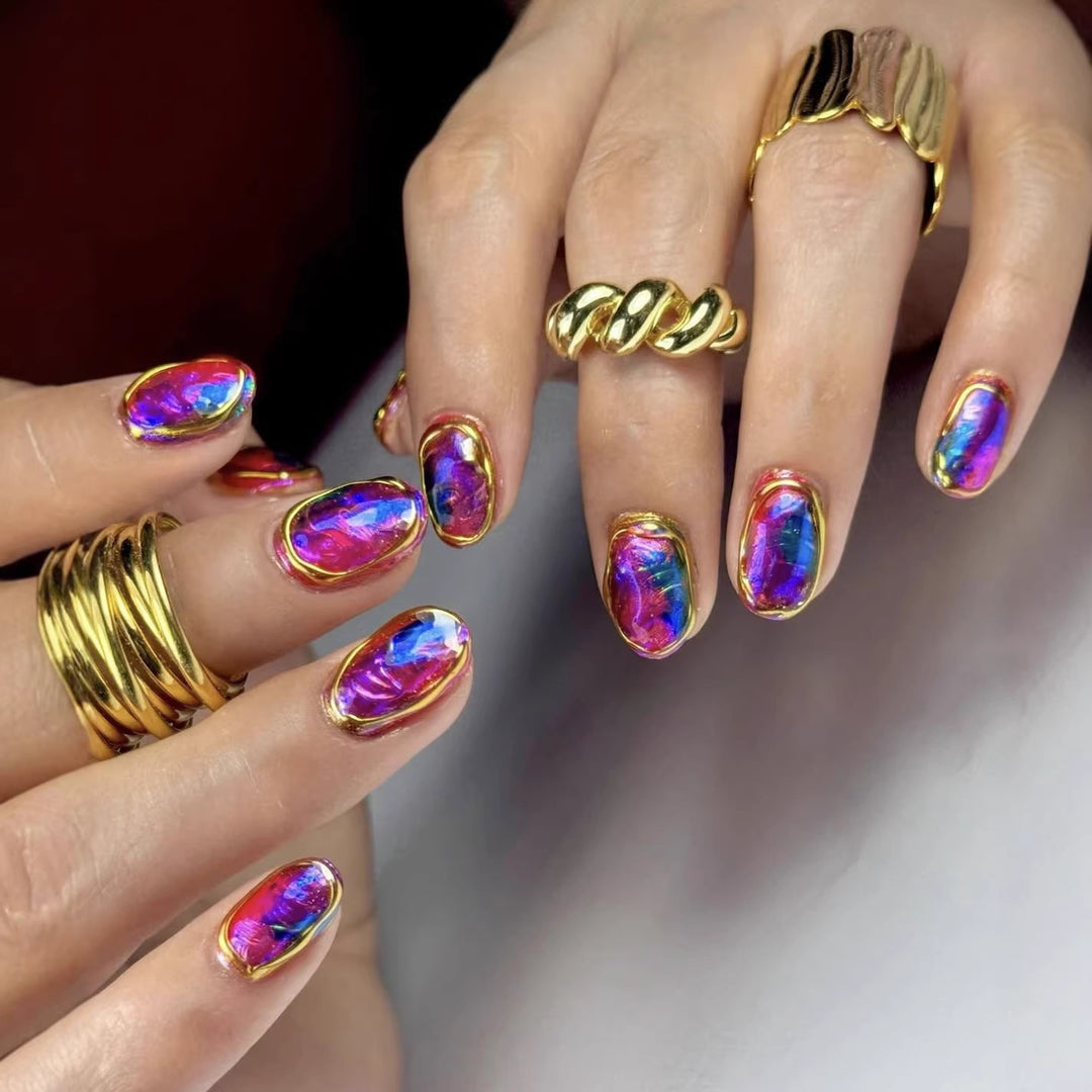 Glamouröse Kunstnagel-Design mit Metallic-Rand Karnz
