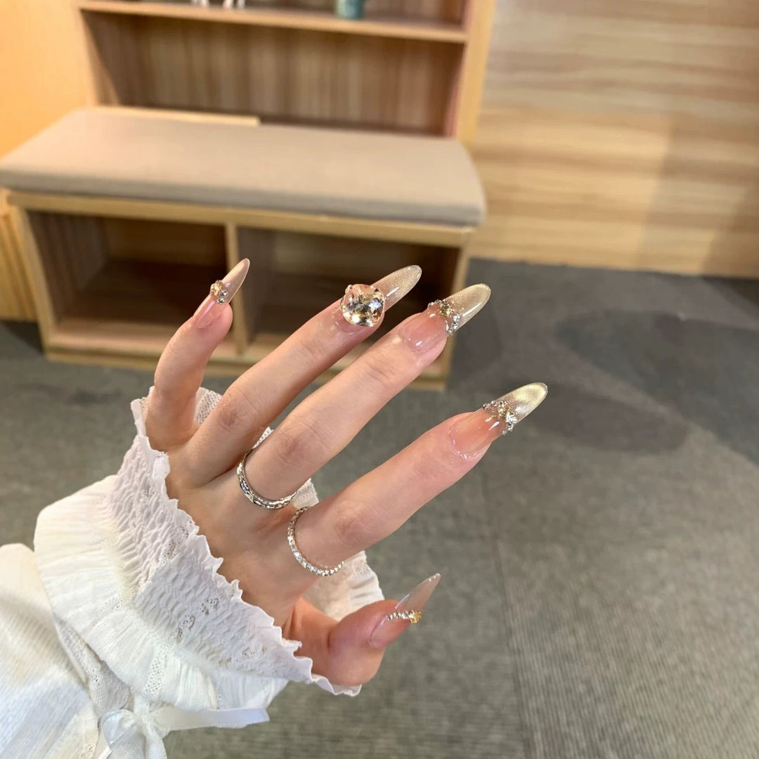 Glamouröse mit Kristallen besetzte Stiletto-Nagelkunstverzierungen
