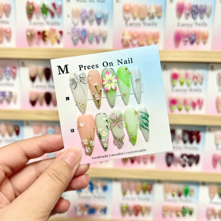Künstlerisches Blumendesign und mit Edelsteinen verziertes Press-On-Nagelset