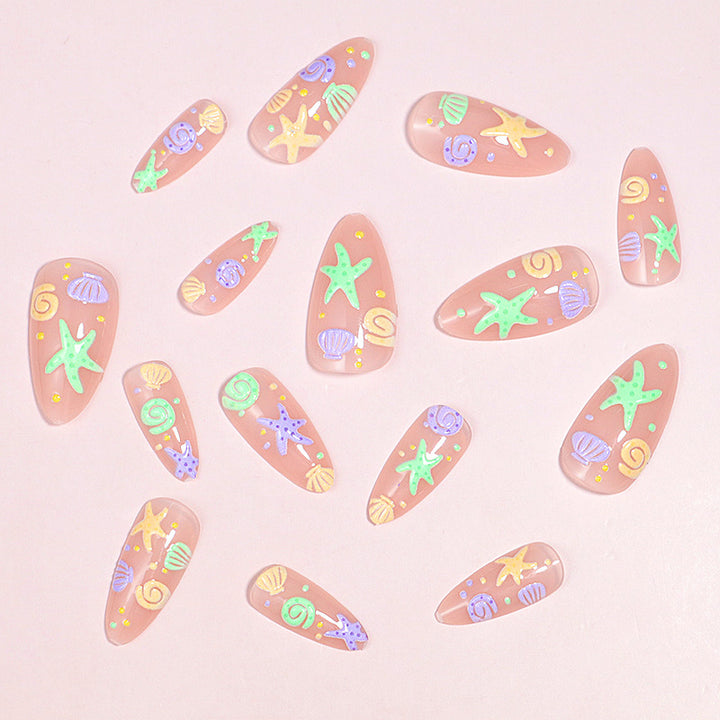 Künstlerisches Press-On-Nail-Design mit vom Ozean inspirierten Akzenten Karnz
