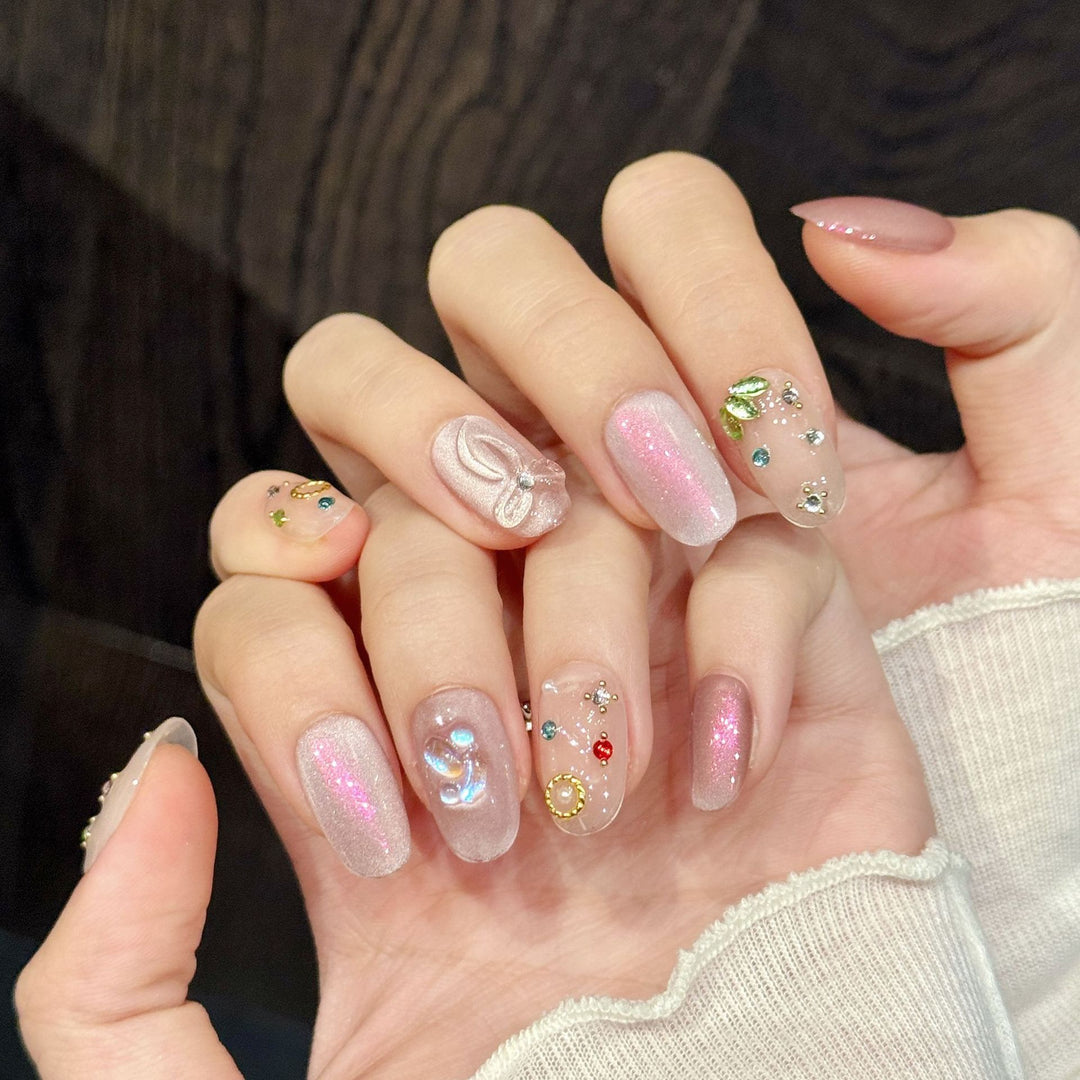 Dekoratives Press-On-Nagelkunst-Set mit einzigartigen Edelstein- und Schleifenakzenten