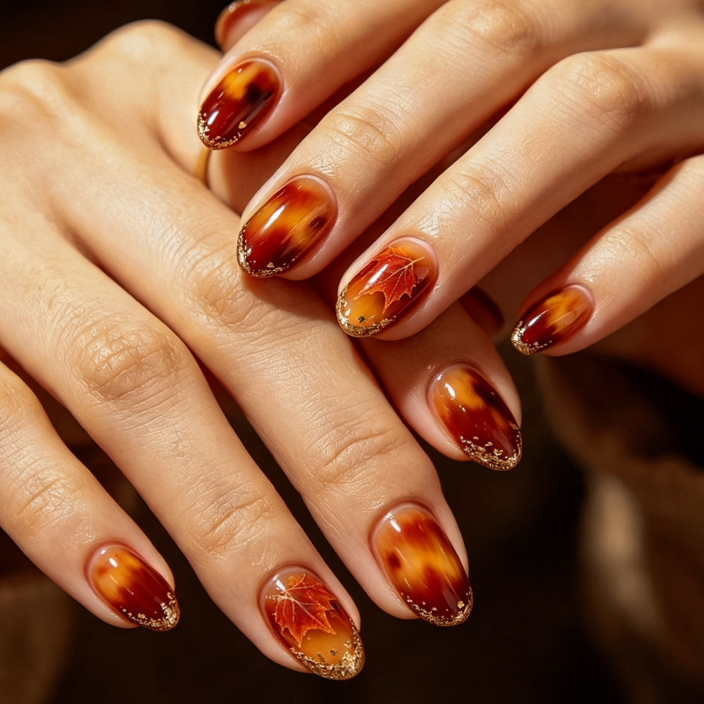 Künstlerisches Press-On-Nagelset mit Herbstblatt-Design Karnz