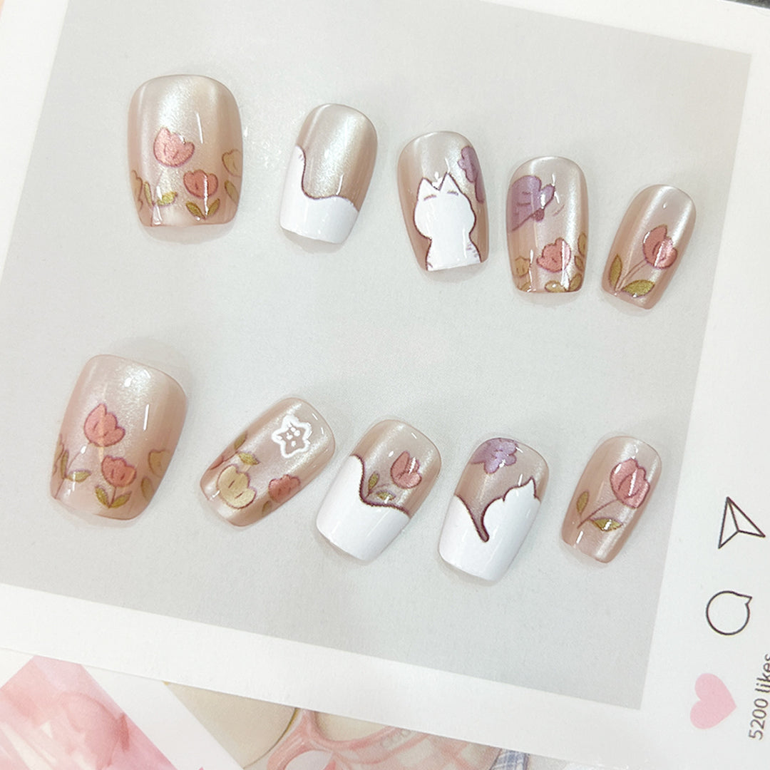 Kunstvolle Nagelspitzen mit floralen Motiven Karnz