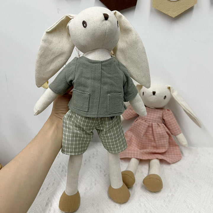 Langbeinige Organic-Leinen-Hasenpuppe mit bestickten Karotten-Latzhosen