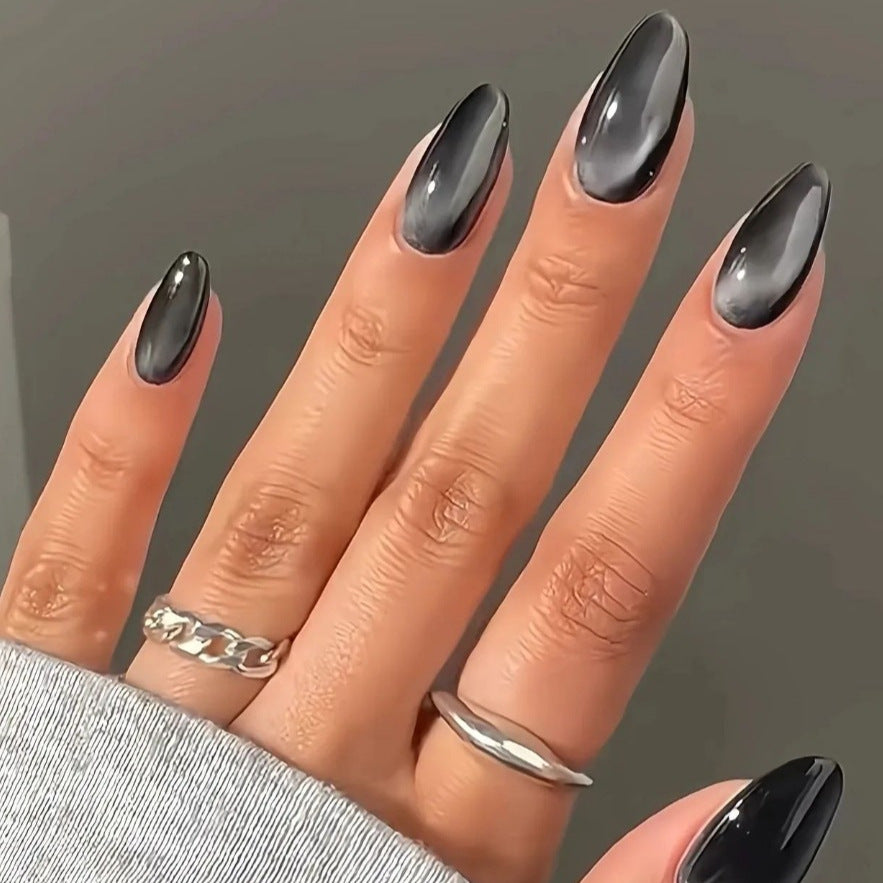 Glänzende Stiletto-Nagelerweiterungen Karnz