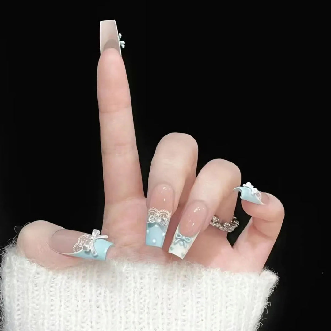 Dekoratives Press-On-Nagelset mit Bandakzenten Karnz