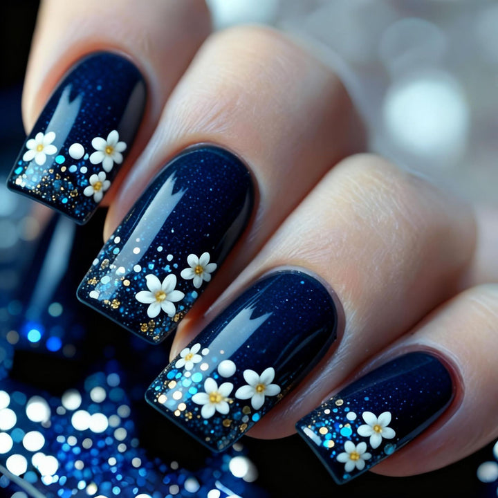 Kunstnagelset mit elegantem Blumendesign und Glitzerakzenten Karnz