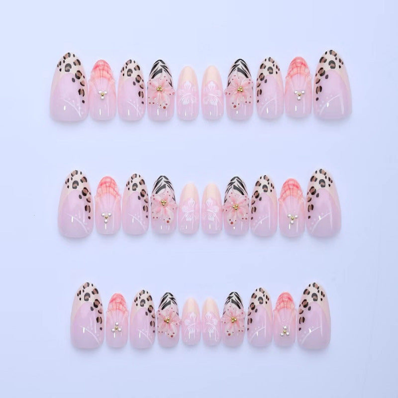 Exklusive 3D Nagelkunst mit floralen Designs Karnz