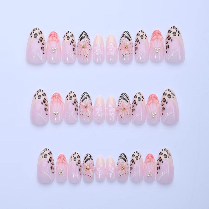 Exklusive 3D Nagelkunst mit floralen Designs Karnz