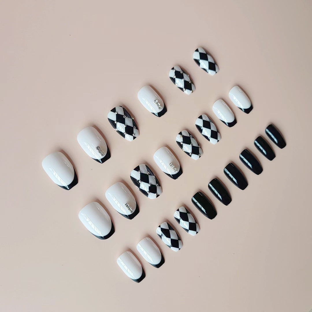 Kunstnagelset mit kreativem Schachbrett-Design und funkelnden Akzenten Karnz