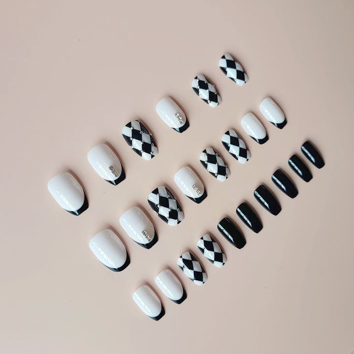 Kunstnagelset mit kreativem Schachbrett-Design und funkelnden Akzenten Karnz