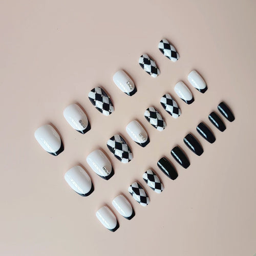 Kunstnagelset mit kreativem Schachbrett-Design und funkelnden Akzenten Karnz