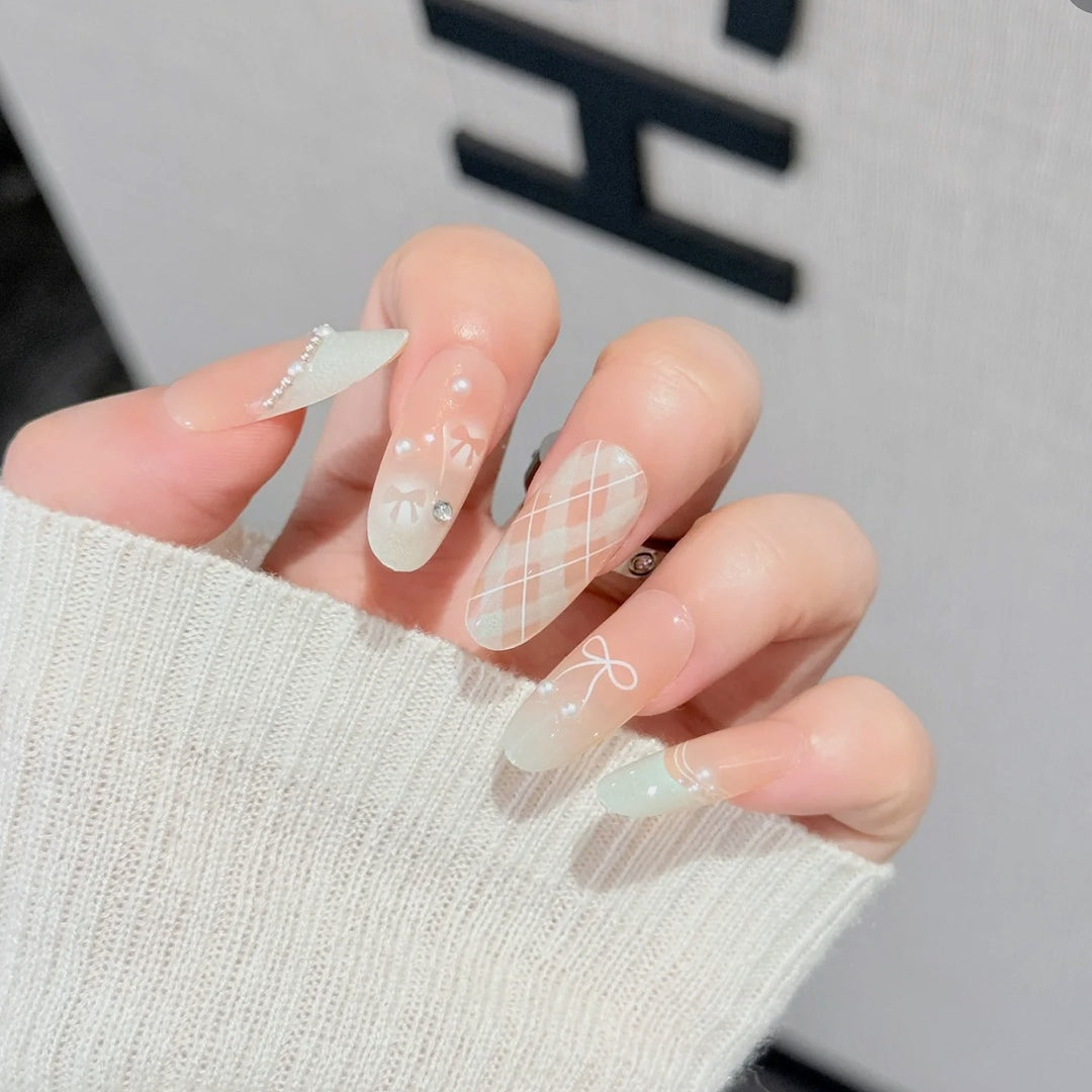 Dekoratives Press-On Nagelkunst Set Karnz