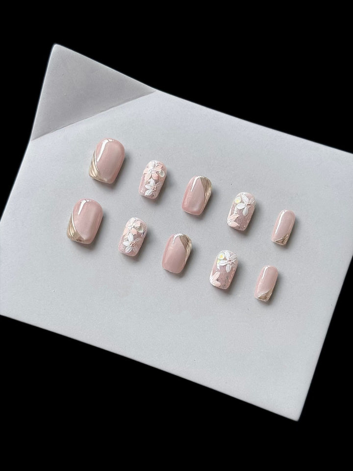 Künstlerisches Press-On Nagelkunstset mit floralen Akzenten