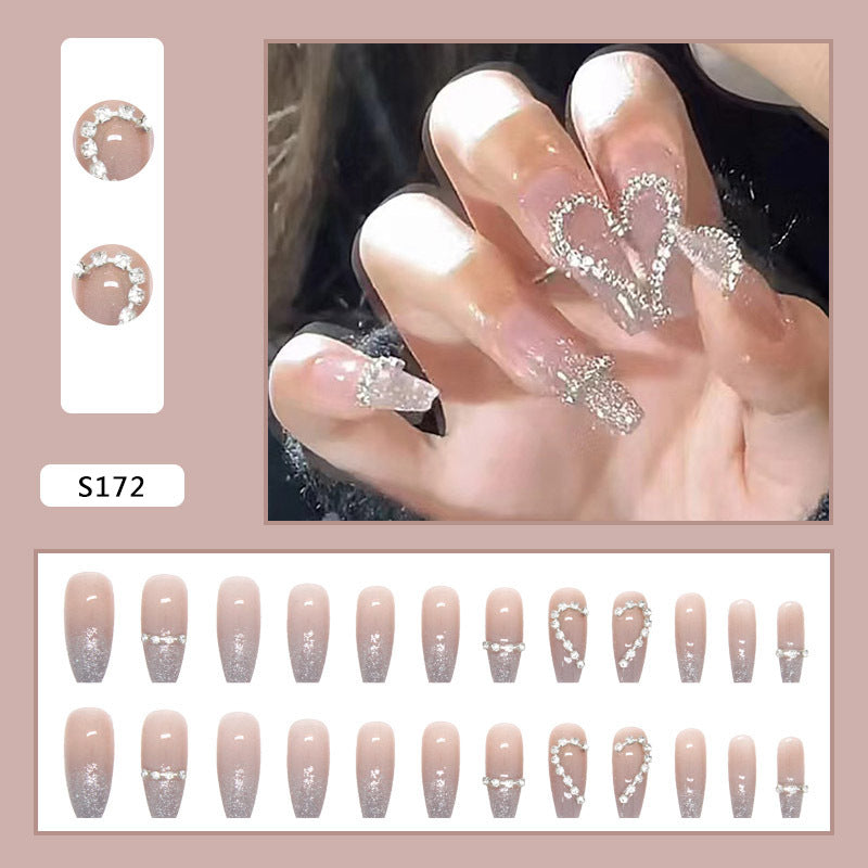 Kunstnagel-Set mit funkelnden Herzmotiven und Glitzerakzenten Karnz