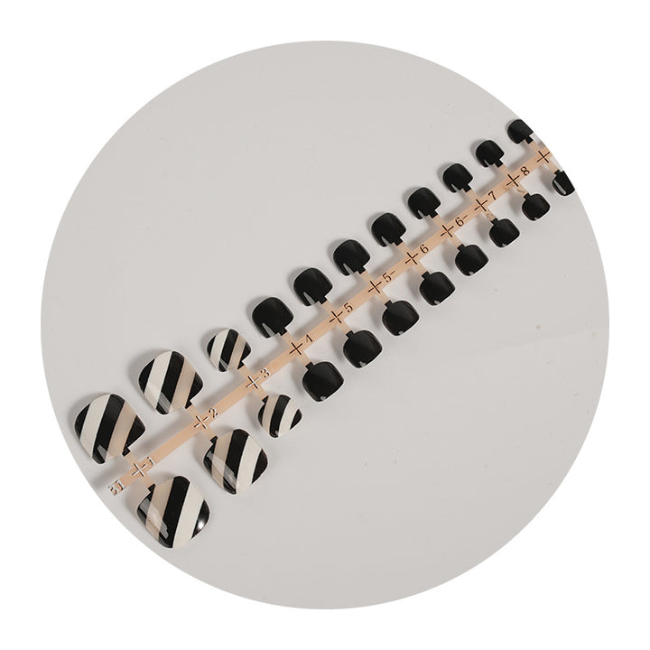 Stylisches Press-On-Nagelset mit gestreiftem Design Karnz