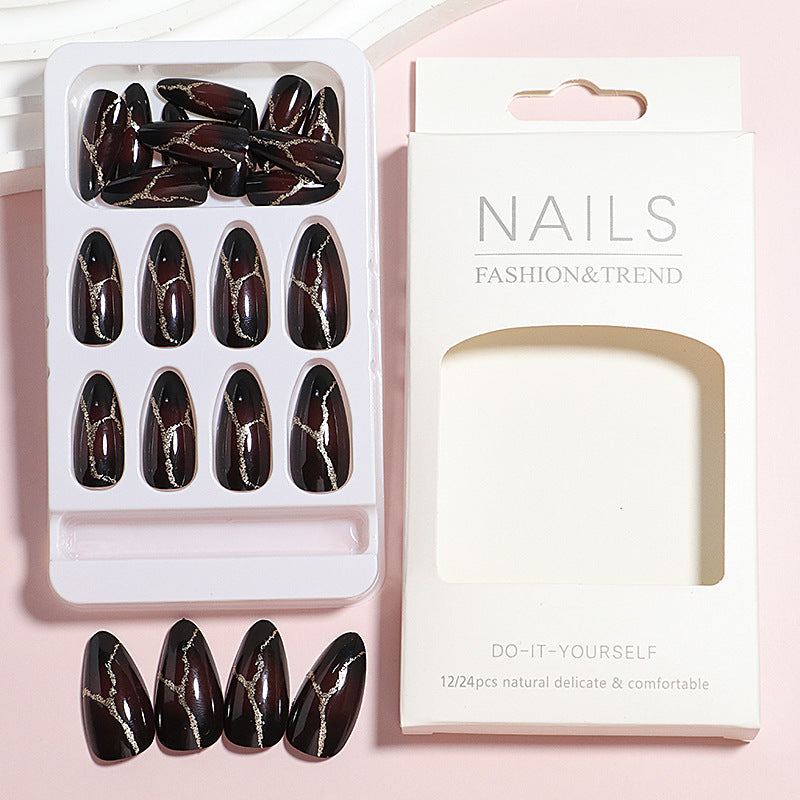 Künstlerisches Press-On Nageldesign mit goldenen Aderakzenten Karnz