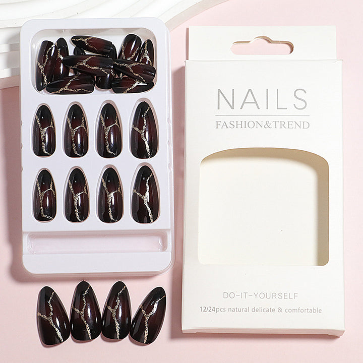 Künstlerisches Press-On Nageldesign mit goldenen Aderakzenten Karnz