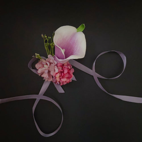 Elegante florale Ansteckblume