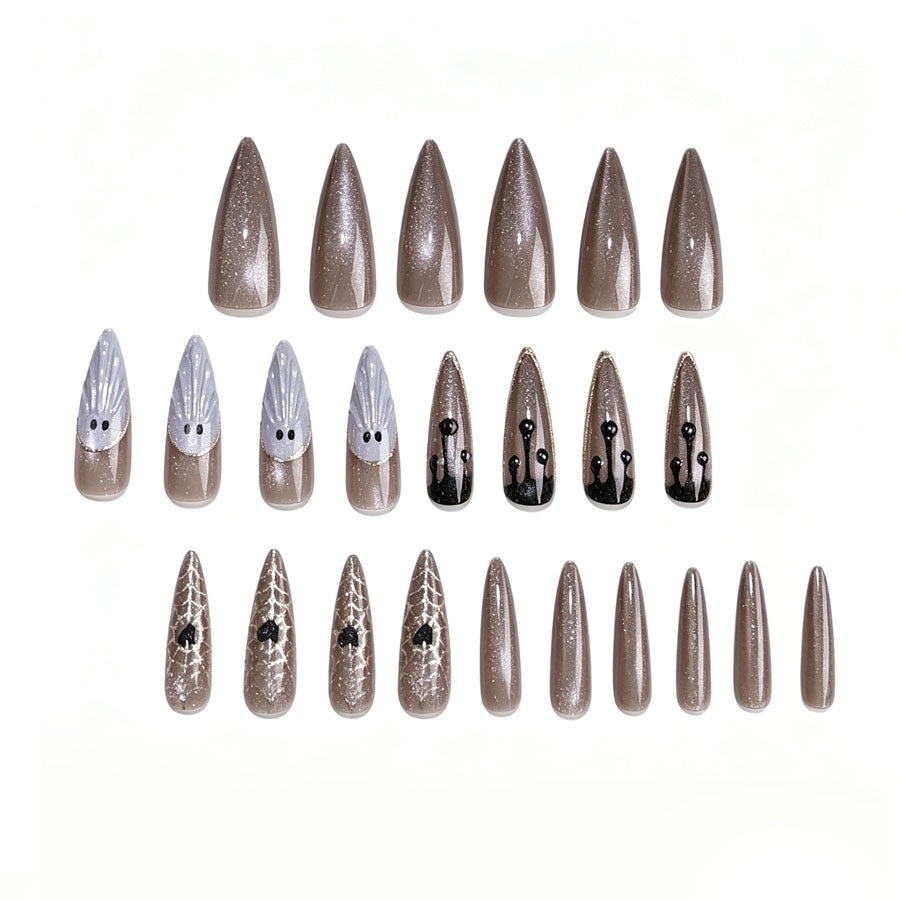 Kunstnagelset mit glamourösen Metallic-Elementen und filigranen Details Karnz