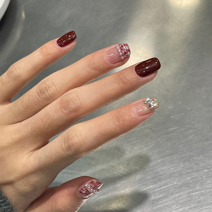 Elegantes Press-On Nail Design mit Glitzer und Edelsteinakzenten Karnz