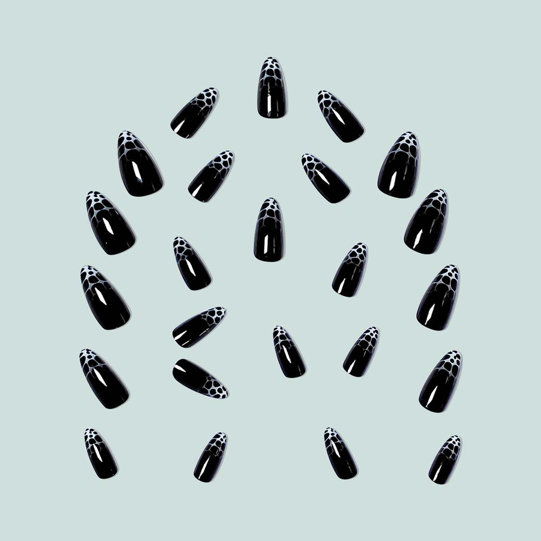 Kunstvolle Stiletto-Nägel mit modernem Design Karnz