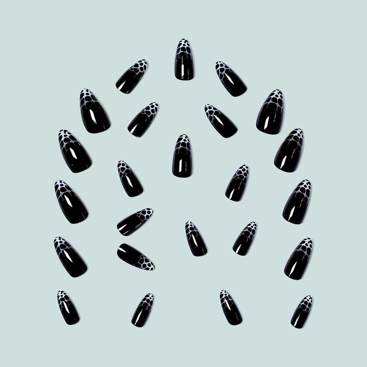 Kunstvolle Stiletto-Nägel mit modernem Design Karnz