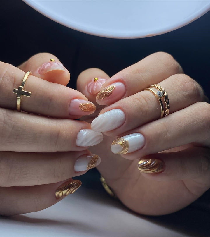 Künstlerisches Gel Press-On Nagelset mit goldenen Blattelementen Karnz