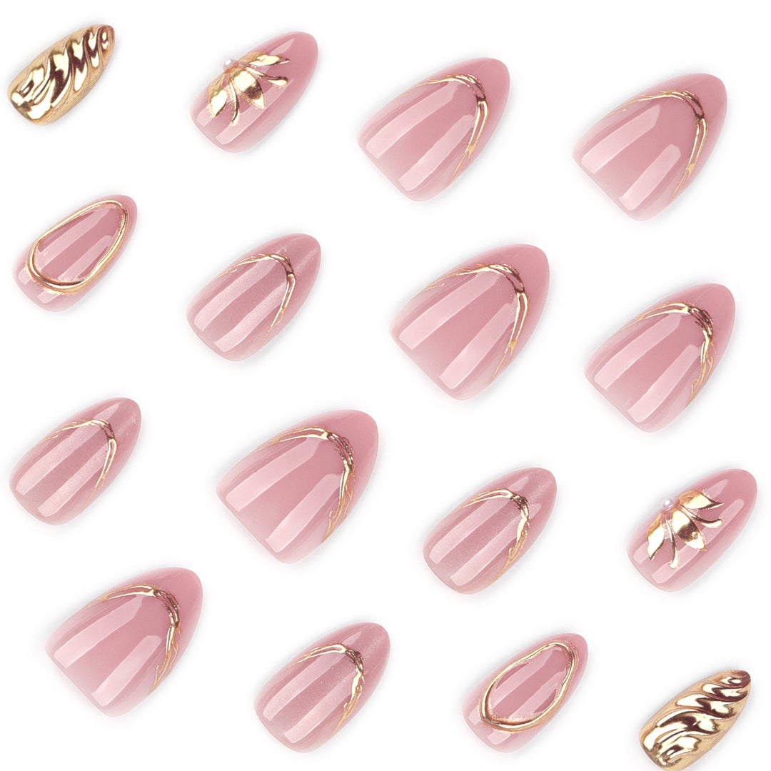 Elegante und kunstvolle Nagelkunst mit goldenen Akzenten Karnz