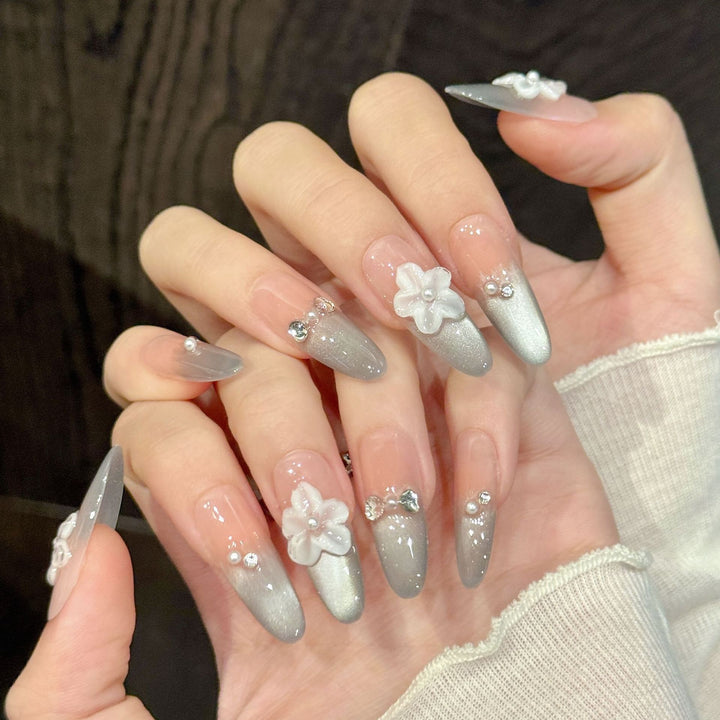 Dekoratives Nail Art Press-On Set mit floralen und Juwelenakzenten