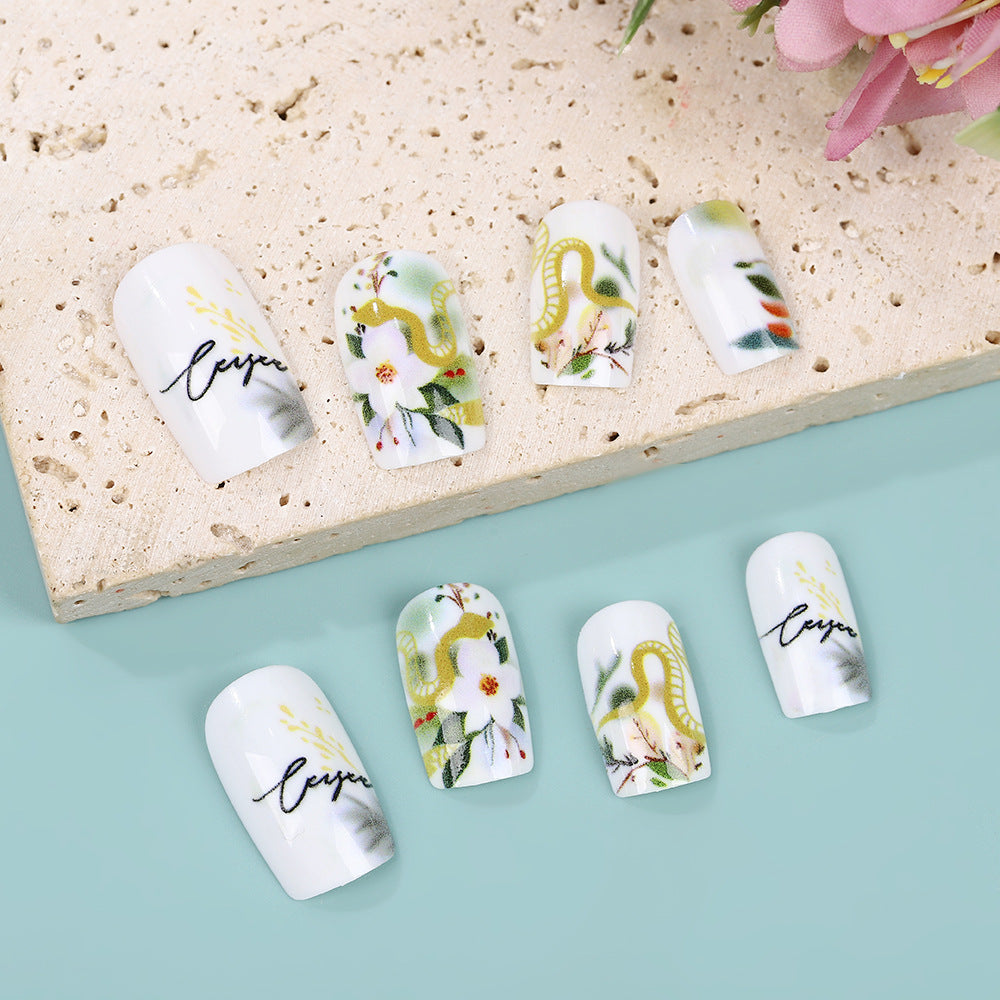Kunstnägel mit floralem und künstlerischem Design Karnz