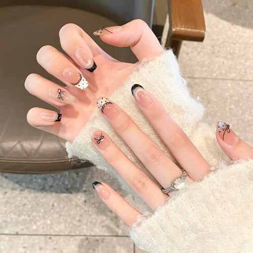Dekoratives Press-On-Nagelset mit eleganten Schleifenakzenten