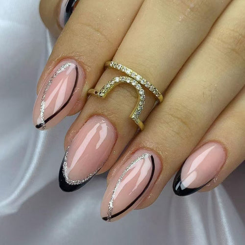 Glamouröse Nagelverlängerungen mit elegantem Spitzen-Design Karnz
