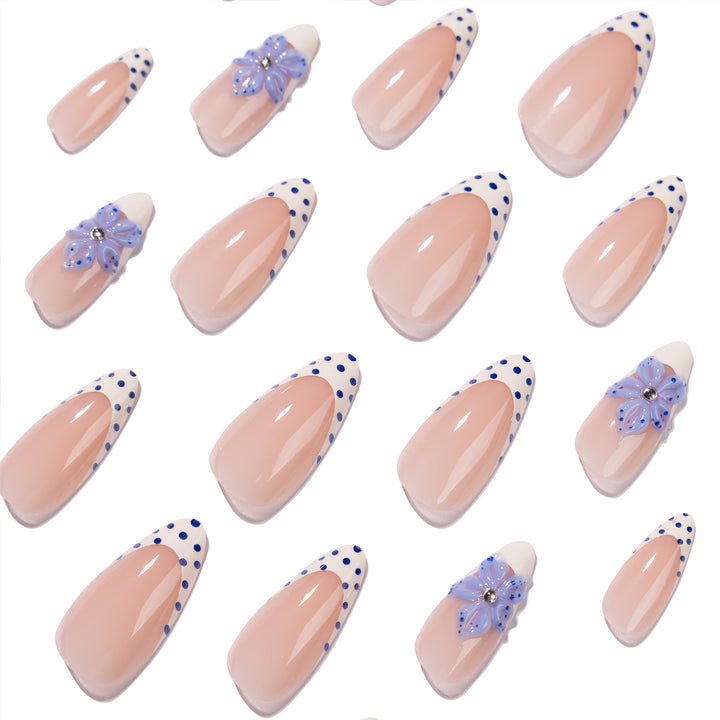 Kunstvolle Stiletto-Nägel mit floralem Design Karnz
