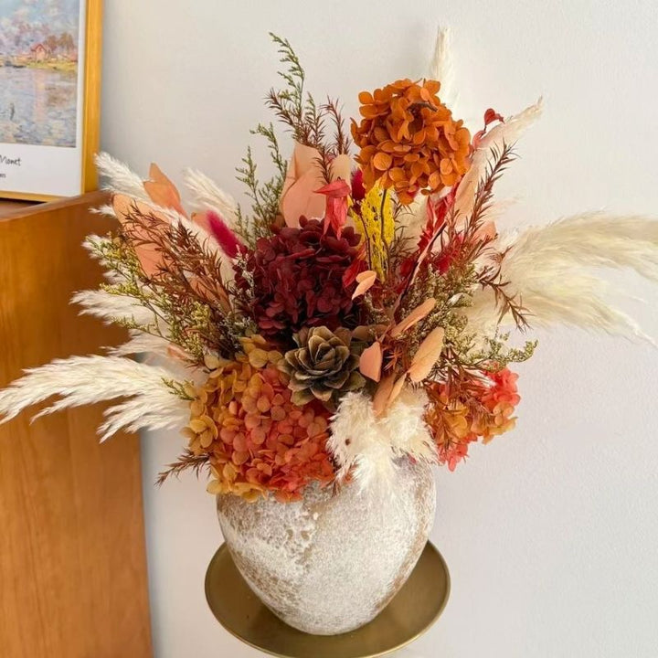 Getrocknete Blumenarrangement mit dekorativen Akzenten