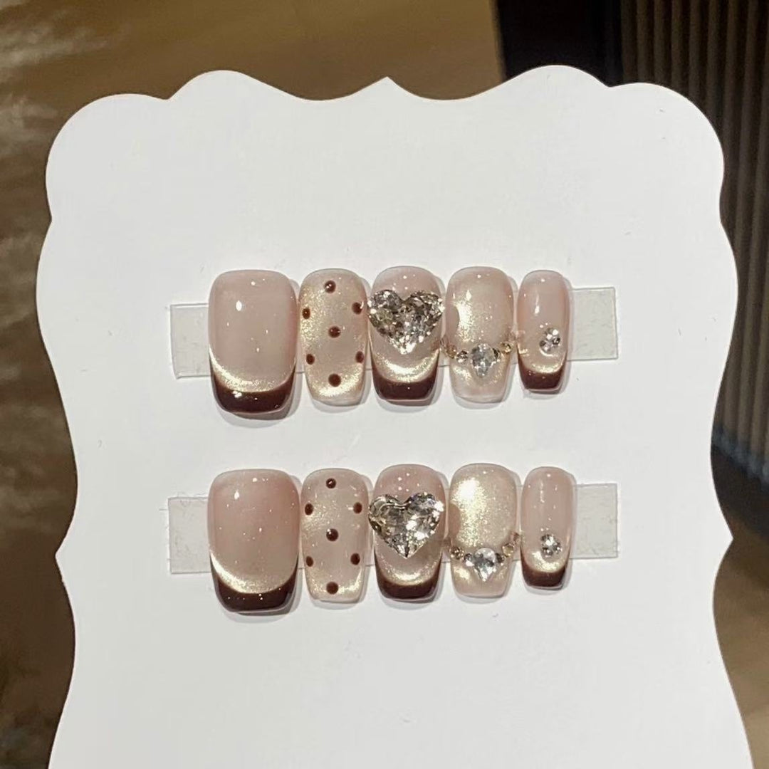 Glamouröses Press-On Nagelart Set mit Herz- und Punktemuster