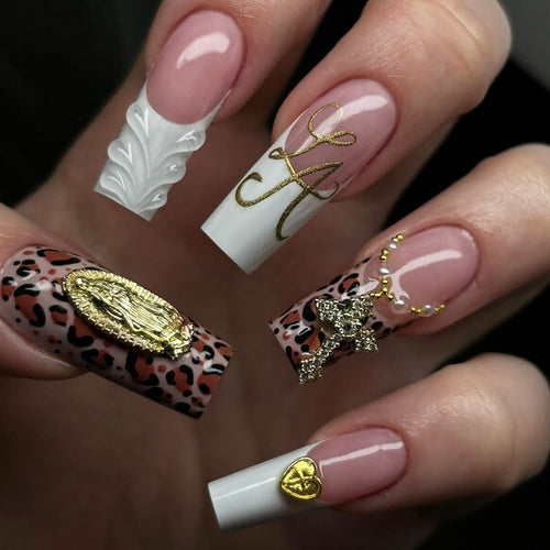 Kreatives Kunstnagelset mit Leopardendesign und eleganten Verzierungen Karnz