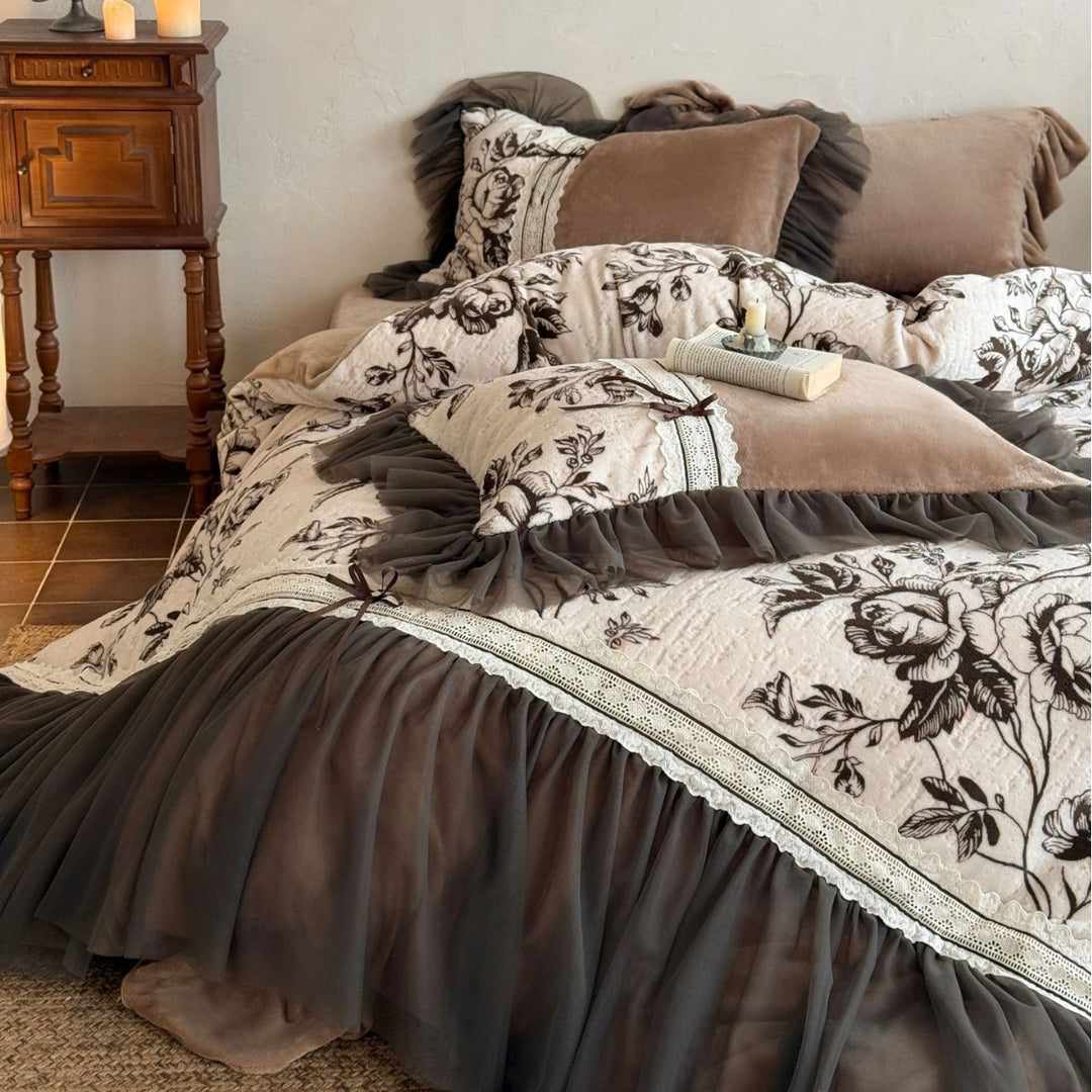 Gestepptes Bettwäsche-Set mit floralem Muster, Tüllvolant und dekorativen Rüschen Karnz