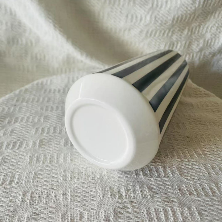 Moderne gestreifte Keramiktasse Karnz