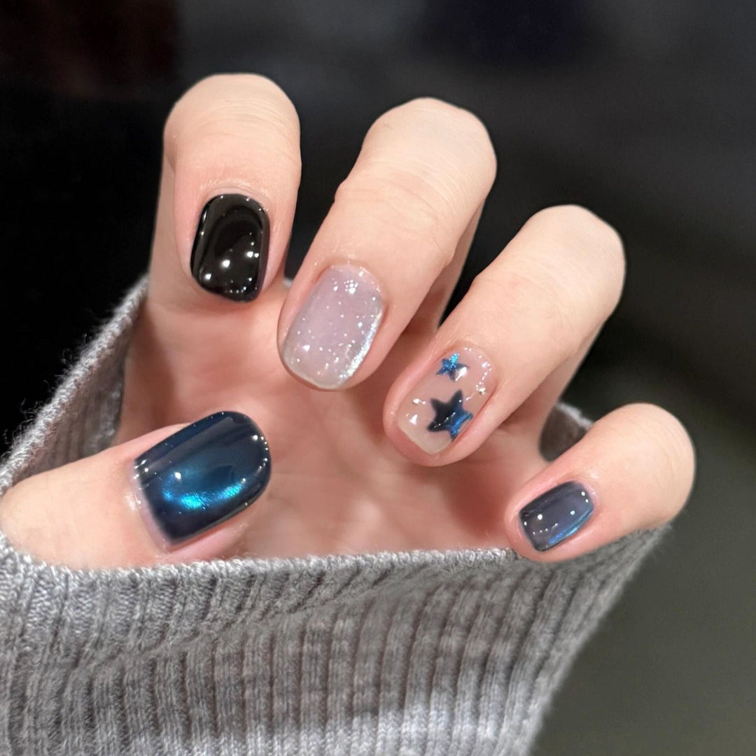 Kunstnägel mit Elegantem Sternendesign und Schimmernden Effekten Karnz