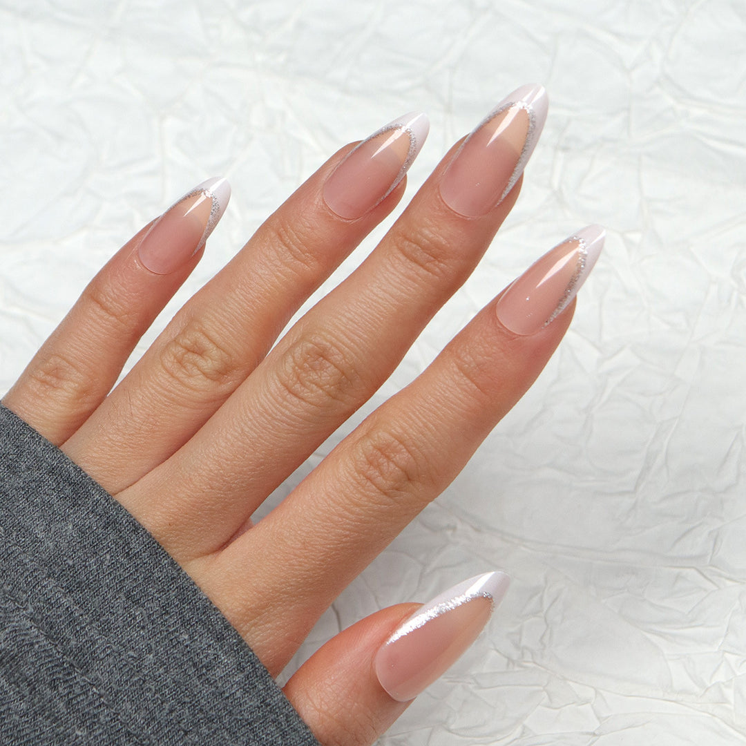 Elegante Stiletto-Klebe-Nägel mit silbernen Glitzerakzenten Karnz