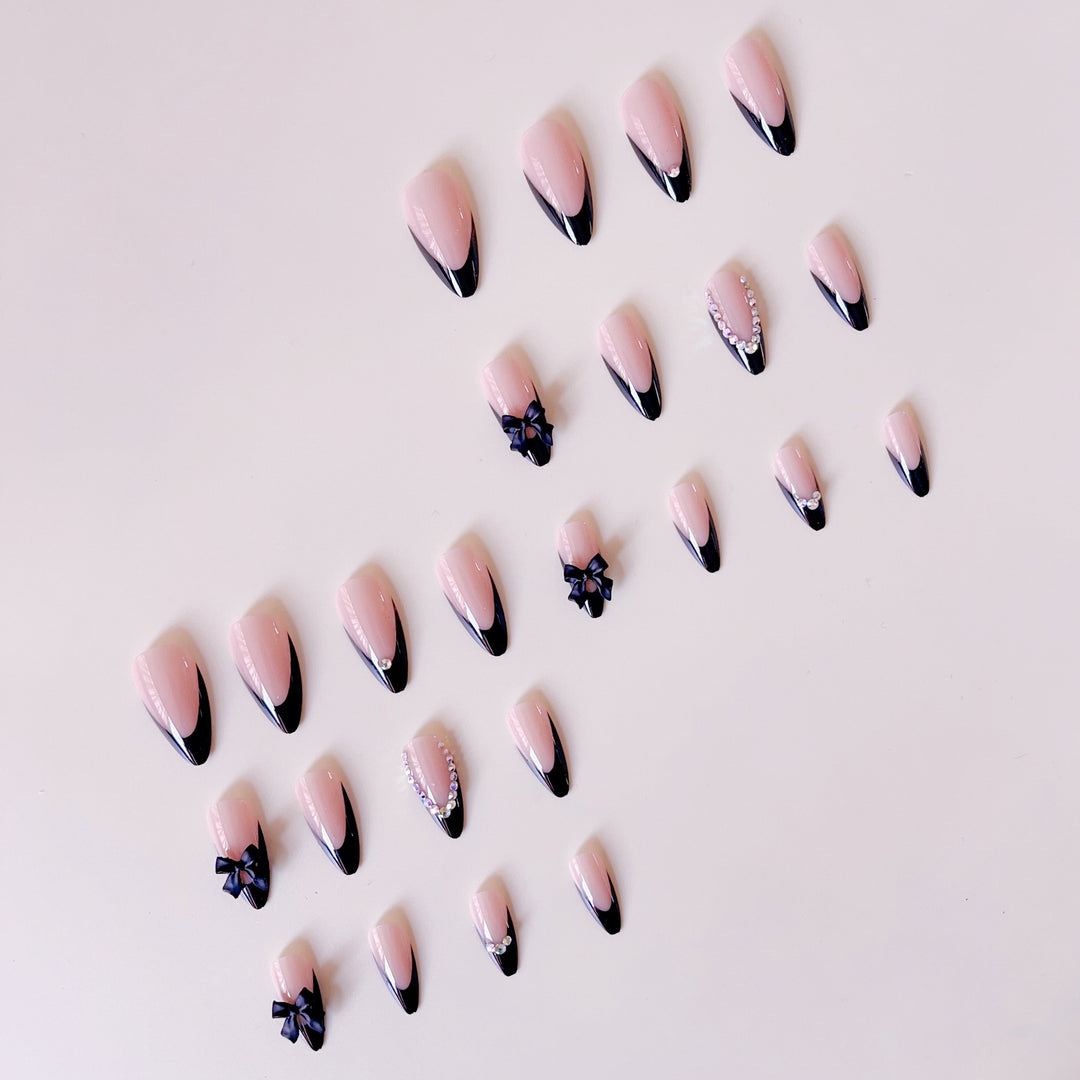 Kunstnagelset mit glamourösen 3D-Schleifen und Strassverzierungen Karnz