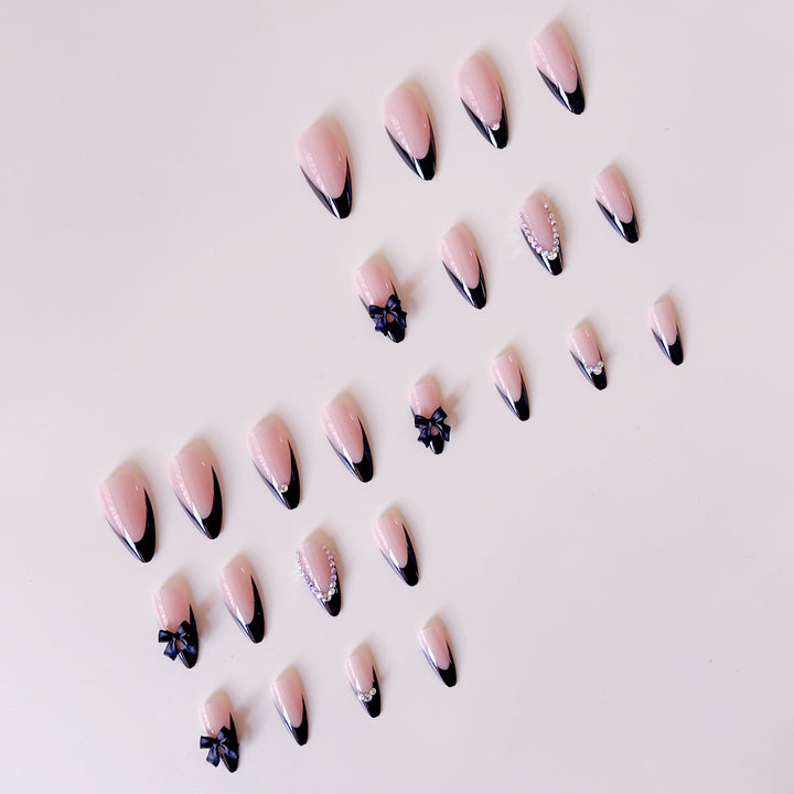 Kunstnagelset mit glamourösen 3D-Schleifen und Strassverzierungen Karnz