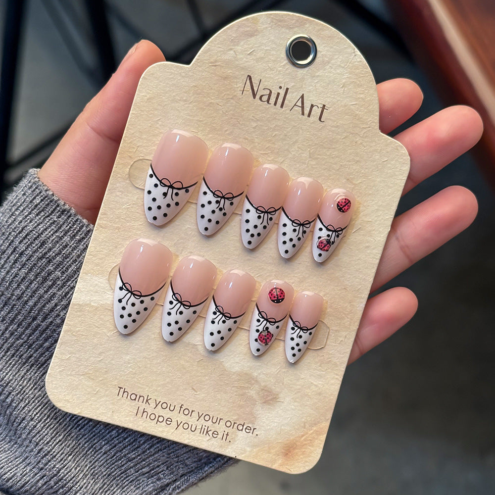 Elegante künstlerische Press-On-Nagelset Karnz